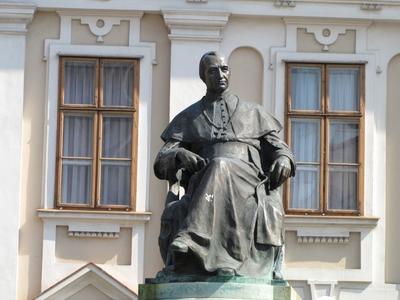 Szombathely (Hungary), 12 September 2016Statue of the first bishop of Szombathely, Felsõszopori Szily János.Felsõszopori Szily János (1735-1799), Szombathely elsõ püspökének szobra. Tóth István 1909-ben készült alkotása.-stock-foto