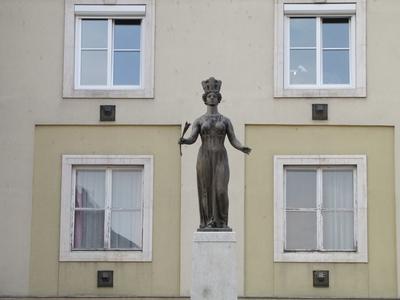 Szombathely (Hungary), 11 September 2016The statue of Goddess Tyche upon the Savaria fountain. Savaria was the colony of the Roman Empire.Tyche istennõ szobra a Fõ téri Savaria kút felett. Savaria a római birodalom gyarmata volt.A kútszobrot Marton László alkotta 1955-ben.-stock-foto