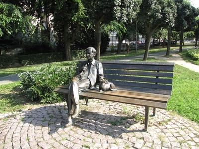 Szombathely (Hungary), 12 September 2016Sándor Weöres Hungarian poet, writer, translator, literary scholar statue. Weöres Sándor magyar költõ, író, mûfordító, irodalomtudós szobra. Veres Gábor 2007-ben készült alkotása.-stock-foto