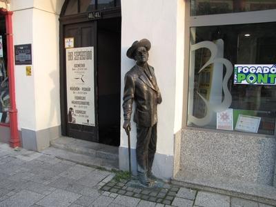 Szombathely (Hungary), 11 September 2016The statue of irish writer and poet James Joyce.Az ír költõ és író, James Joyce szobra. Veres Gábor 2004-ben készült alkotása.-stock-foto