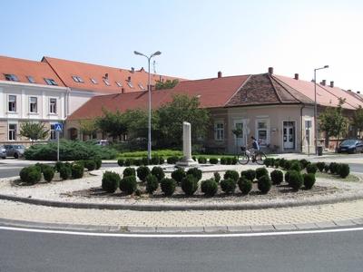 Szombathely (Hungary), 12 September 2016The Batthyány square with a roman column.A  Batthyány tér egy római oszloppal.-stock-foto