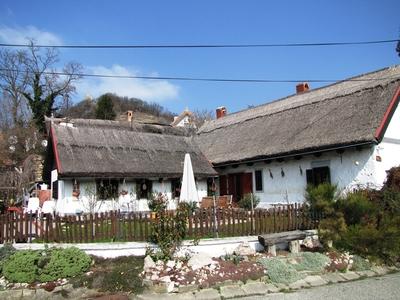 Szigliget - Nádfedeles házak és vár-stock-foto