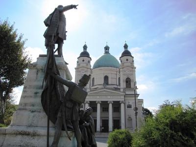 Cegléd: Szabadság tér, református templom, Kossuth szobor-stock-foto