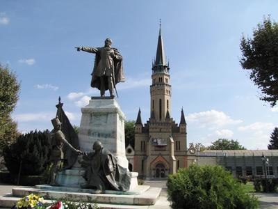 Cegléd: Szabadság tér, evangélikus templom, Kossuth szobor-stock-foto