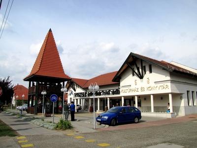 Ceglédbercel - Kultúrház és könyvtár-stock-foto