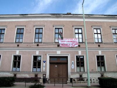 Környezetvédelem, légszennyezés - ceglédi iskola-stock-foto