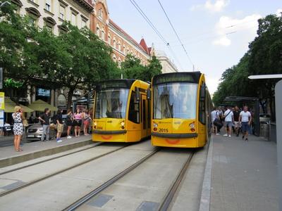 Budapesti villamosok a Nagykörúton-stock-foto