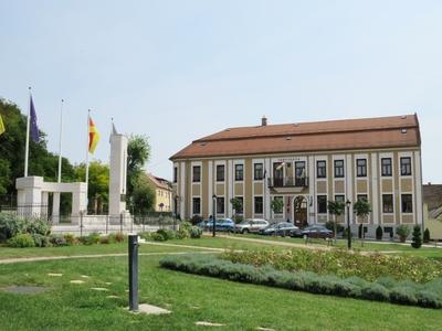 Aszód - Városháza és hõsök emlékmûve-stock-foto