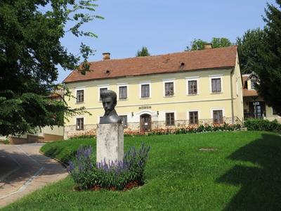 Aszód - Petõfi múzeum és mellszobor-stock-foto