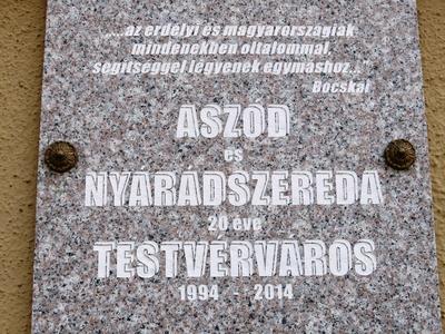 Aszõd és Nyárádszereda testvérvárosi kapcsolata-stock-foto