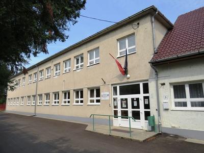 Galgamácsa - Fekete István általános iskola-stock-foto