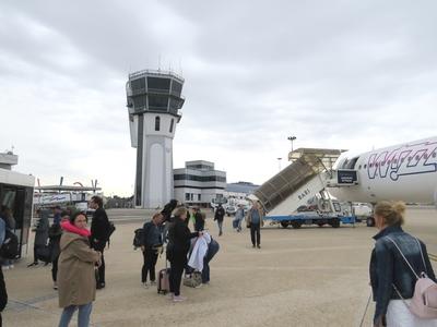 Repülõgép utasok Bari repülõterén-stock-foto