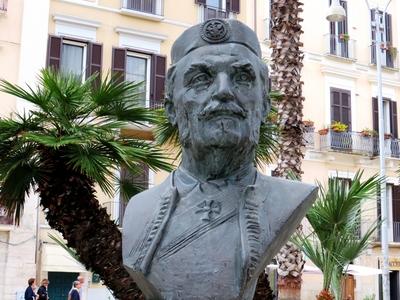 I. Miklós montenegrói király mellszobra Bariban-stock-foto