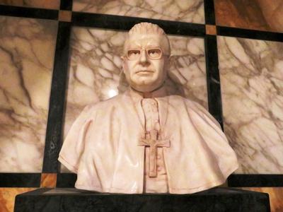 Enrico Nicodemo bari érsek mellszobra-stock-foto
