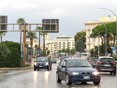 Bari - belvárosi forgalom-stock-foto