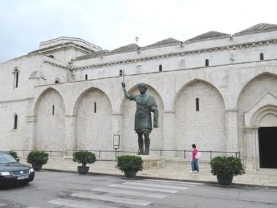 Barlettai kolosszus és Szent sír templom-stock-foto