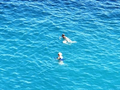 Úszók az Adriai-tengerben - Olaszország-stock-photo