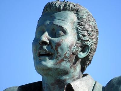 Domenico Modugno szobra az Adriai-tenger partján-stock-foto