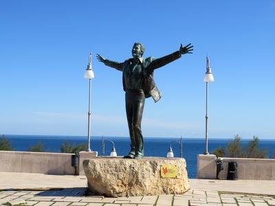 Domenico Modugno szobra az Adriai-tenger partján-stock-photo