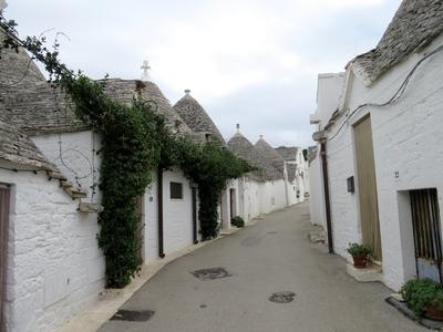 Alberobellói utca trullókkal - Olaszország-stock-foto