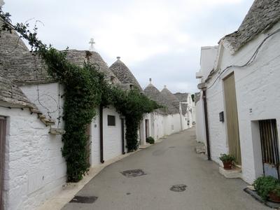 Alberobellói utca trullókkal - Olaszország-stock-photo