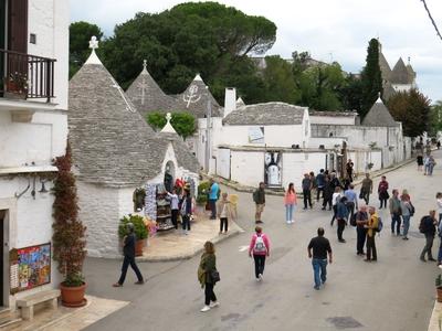 Alberobello - Turisták - Trullók - Olaszország-stock-foto