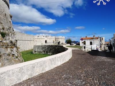 Monte S. Angelo vára - Gargano-félsziget - Olaszország-stock-foto