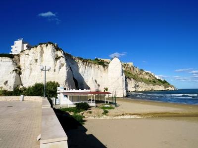 Az Adriai-tenger a Gargano-félsziget csücskénél - Vieste-stock-foto