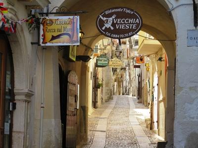 Viestei utca - Gargano-félsziget - Olaszország-stock-foto