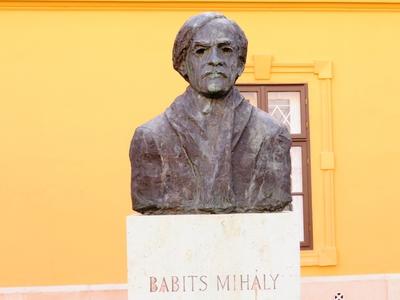 Babits Mihály mellszobor-stock-foto