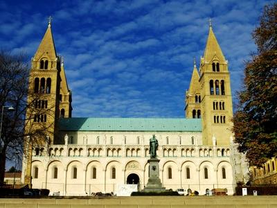 Pécs - Dóm és Szepessy Ignácz szobor-stock-foto