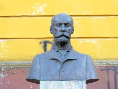 Bláthy Ottó villamosmérnök mellszobra Tatán-stock-foto