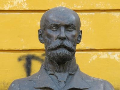 Bláthy Ottó villamosmérnök mellszobra Tatán-stock-foto