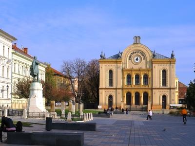 Pécsi zsingagóga és Kossuth tér-stock-foto