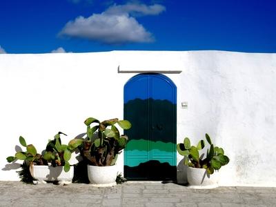 Ostuni fal kaktuszokkal-stock-foto