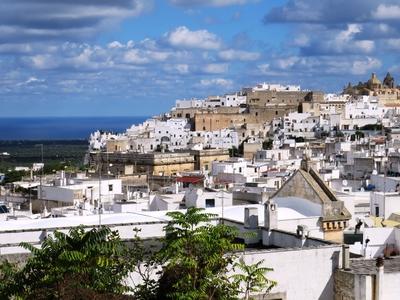 Az Adriai-tengerre nézõ Ostuni - Olaszország-stock-foto