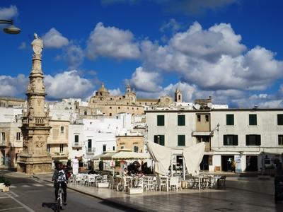 Ostuni központja - Sant' Oronzo obeliszk - Olaszország-stock-foto