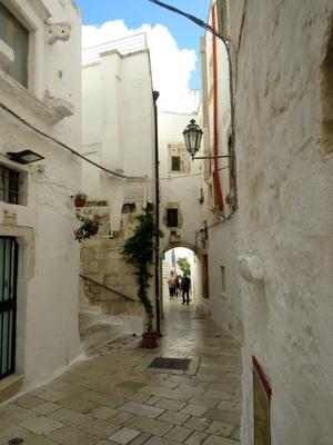 Sikátor Ostuni történelmi központjában - Olaszország-stock-foto