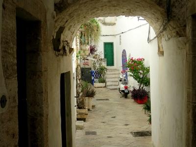 Sikátor Ostuni történelmi központjában - Olaszország-stock-foto