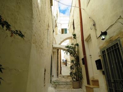 Sikátor Ostuni történelmi központjában - Olaszország-stock-foto