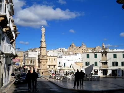 Ostuni városközpontja a Sant' Oronzo obeliszkkel - Olaszország-stock-foto