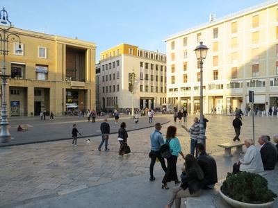 Lecce fõterén sétáló emberek - Olaszország-stock-photo