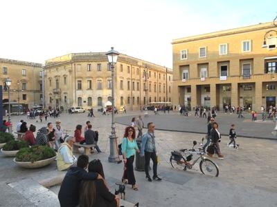 Lecce- Emberek a fõtéren - Olaszország-stock-foto