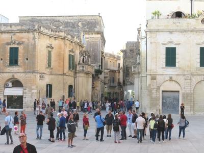 Lecce - Dóm tér turistákkal - Olaszország-stock-foto