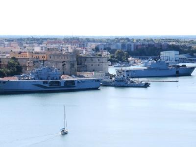 Hadihajók Brindisi kikötõjében - Olaszország-stock-foto