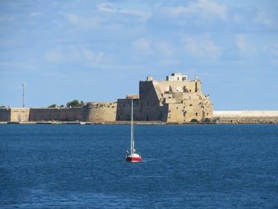 Brindisi: halászhajó a kikötõi erõd tövében-stock-foto