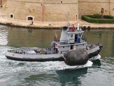 Vontatóühajó a tarantói kikötõben - Olaszország-stock-foto