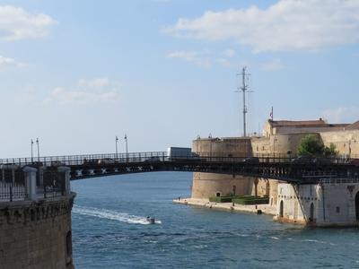 Taranto - Forgóhíd az Óváros és az Újváros között-stock-foto