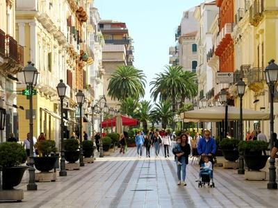 Belvárosi gyalogos utva Tarantóban - Olaszország-stock-foto