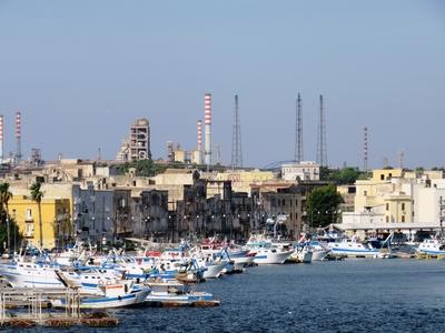 Taranto - Halászkikötõ - Óváros - Acélmû - Olaszország-stock-foto